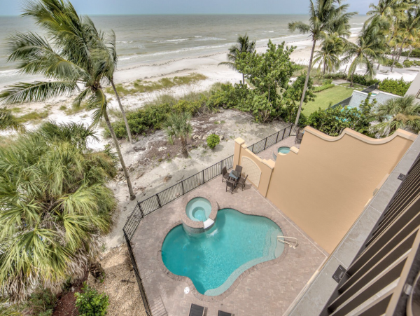 Stunning Luxury Accommodation for 28 Guests in Fort Myers