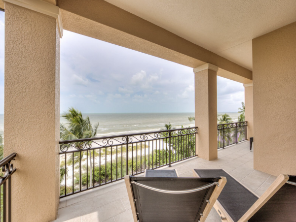 Stunning Luxury Accommodation for 28 Guests in Fort Myers