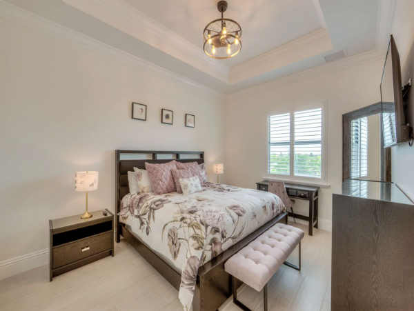 Stunning Luxury Accommodation for 28 Guests in Fort Myers