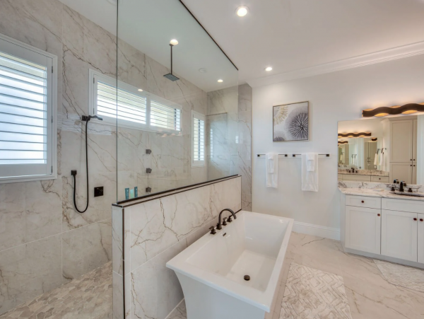 Stunning Luxury Accommodation for 28 Guests in Fort Myers