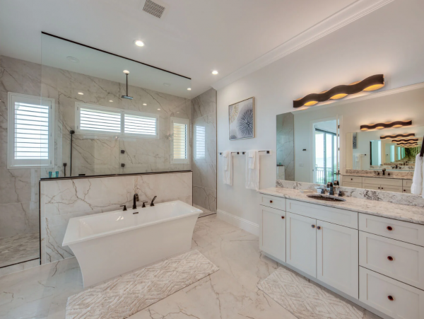 Stunning Luxury Accommodation for 28 Guests in Fort Myers