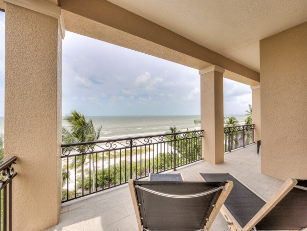 Stunning Luxury Accommodation for 28 Guests in Fort Myers