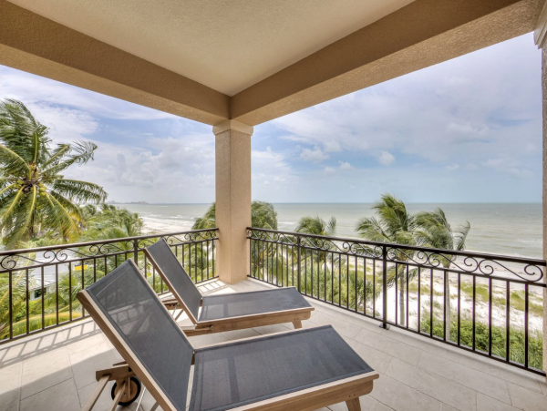 Stunning Luxury Accommodation for 28 Guests in Fort Myers