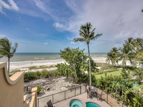Stunning Luxury Accommodation for 28 Guests in Fort Myers