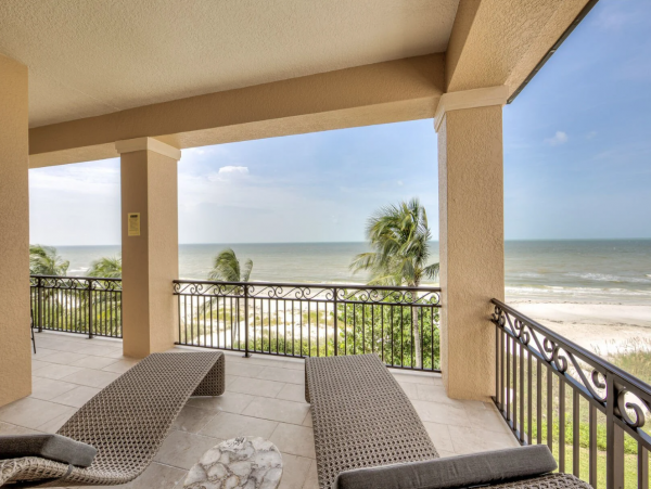 Stunning Luxury Accommodation for 28 Guests in Fort Myers