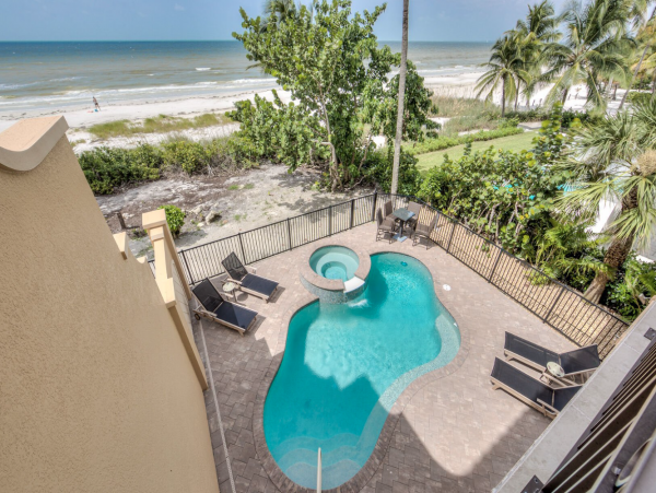 Stunning Luxury Accommodation for 28 Guests in Fort Myers