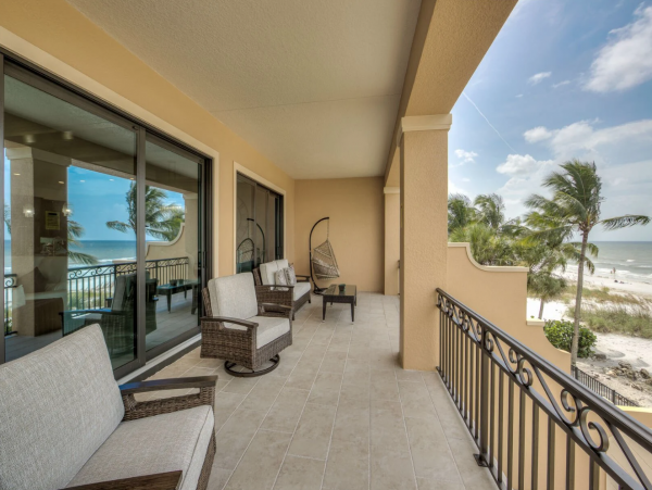 Stunning Luxury Accommodation for 28 Guests in Fort Myers