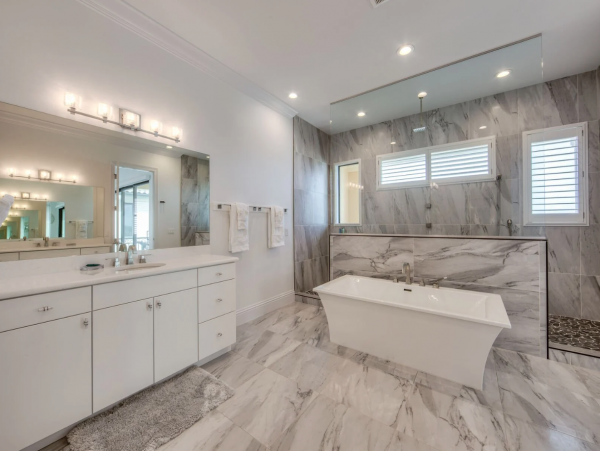 Stunning Luxury Accommodation for 28 Guests in Fort Myers