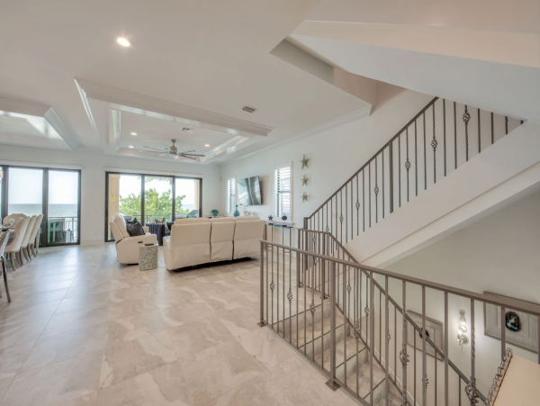 Stunning Luxury Accommodation for 28 Guests in Fort Myers
