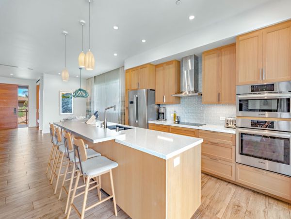 Stunning Six Bedroom Vacation Rental in Captivating Kaanapali