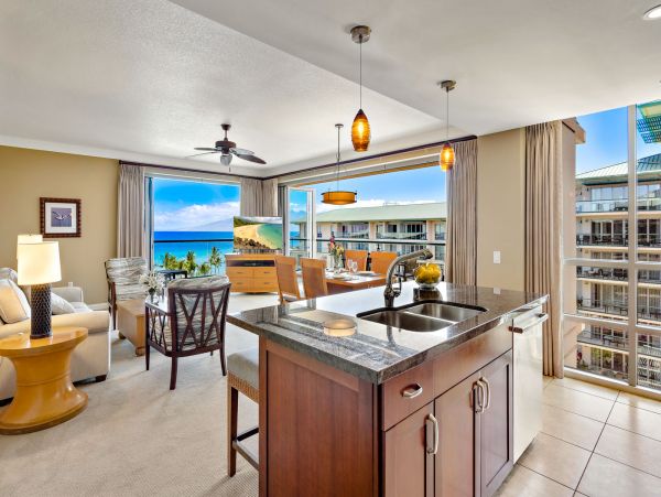 Kaanapali Beachfront Condo: Stunning Views and Pools