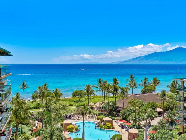 Kaanapali Beachfront Condo: Stunning Views and Pools