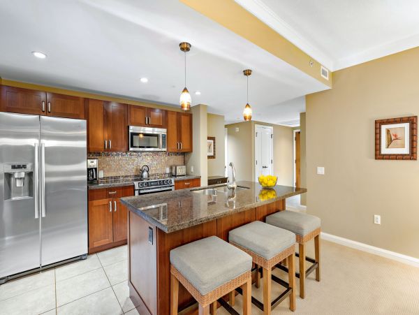 Kaanapali Beachfront Condo: Stunning Views and Pools