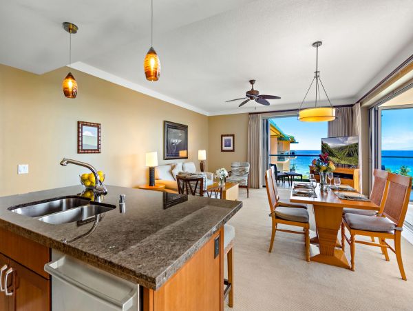 Kaanapali Beachfront Condo: Stunning Views and Pools