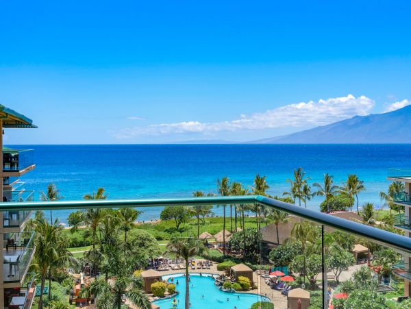 Kaanapali Beachfront Condo: Stunning Views and Pools