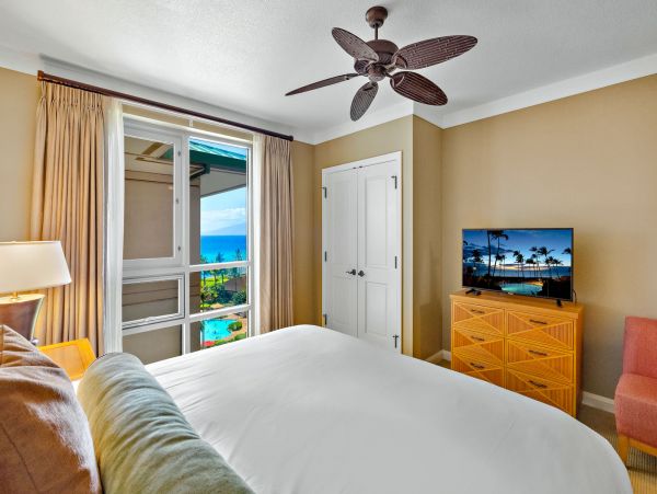 Kaanapali Beachfront Condo: Stunning Views and Pools