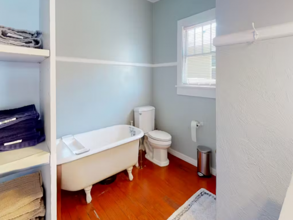 Vintage Sarasota Cottage: Pool, Modern Comfort, Prime Location