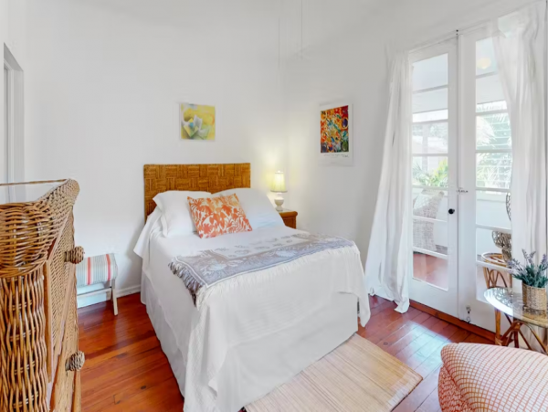 Vintage Sarasota Cottage: Pool, Modern Comfort, Prime Location