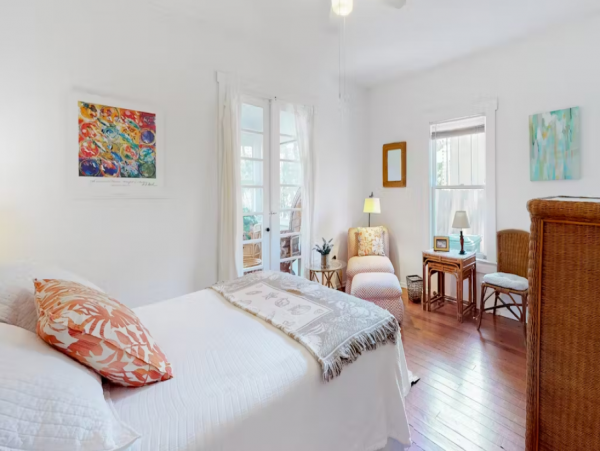 Vintage Sarasota Cottage: Pool, Modern Comfort, Prime Location
