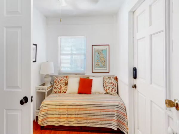 Vintage Sarasota Cottage: Pool, Modern Comfort, Prime Location