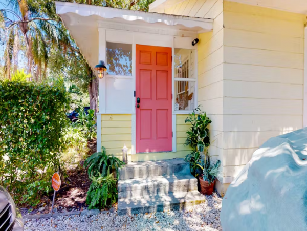 Vintage Sarasota Cottage: Pool, Modern Comfort, Prime Location