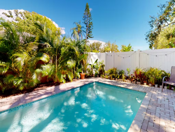 Vintage Sarasota Cottage: Pool, Modern Comfort, Prime Location