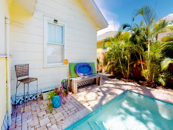 Vintage Sarasota Cottage: Pool, Modern Comfort, Prime Location