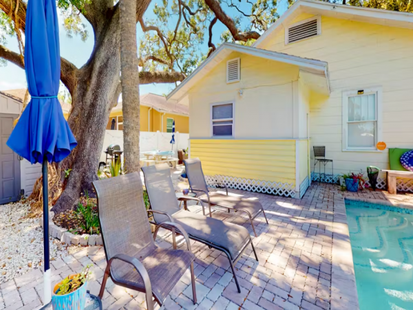 Vintage Sarasota Cottage: Pool, Modern Comfort, Prime Location