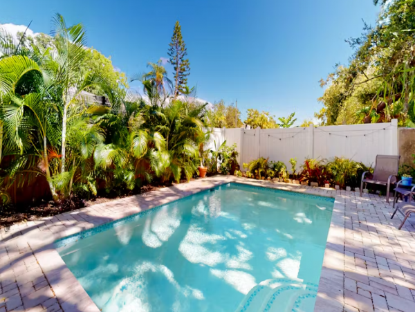 Vintage Sarasota Cottage: Pool, Modern Comfort, Prime Location