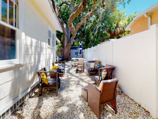 Vintage Sarasota Cottage: Pool, Modern Comfort, Prime Location