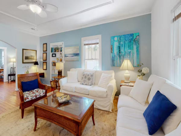 Vintage Sarasota Cottage: Pool, Modern Comfort, Prime Location