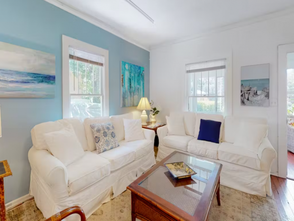 Vintage Sarasota Cottage: Pool, Modern Comfort, Prime Location
