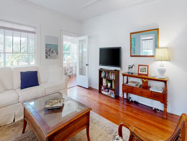 Vintage Sarasota Cottage: Pool, Modern Comfort, Prime Location
