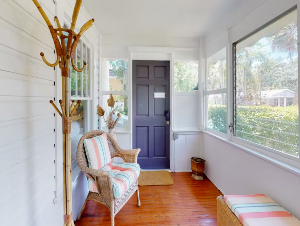 Vintage Sarasota Cottage: Pool, Modern Comfort, Prime Location