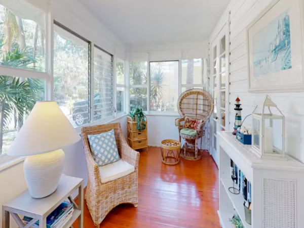 Vintage Sarasota Cottage: Pool, Modern Comfort, Prime Location