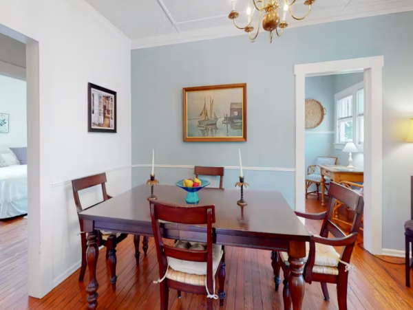 Vintage Sarasota Cottage: Pool, Modern Comfort, Prime Location