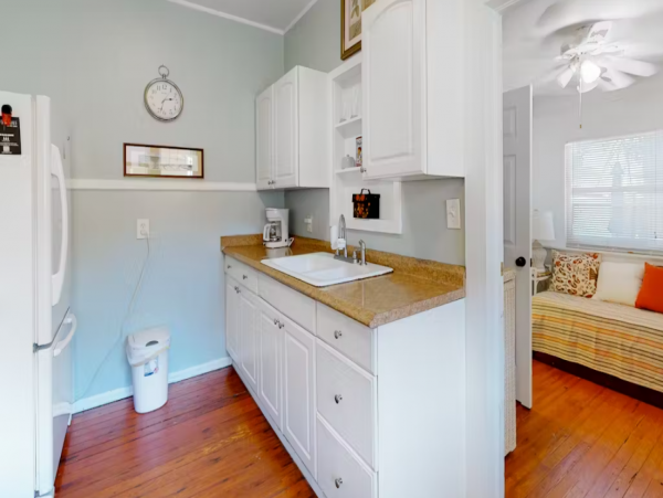 Vintage Sarasota Cottage: Pool, Modern Comfort, Prime Location