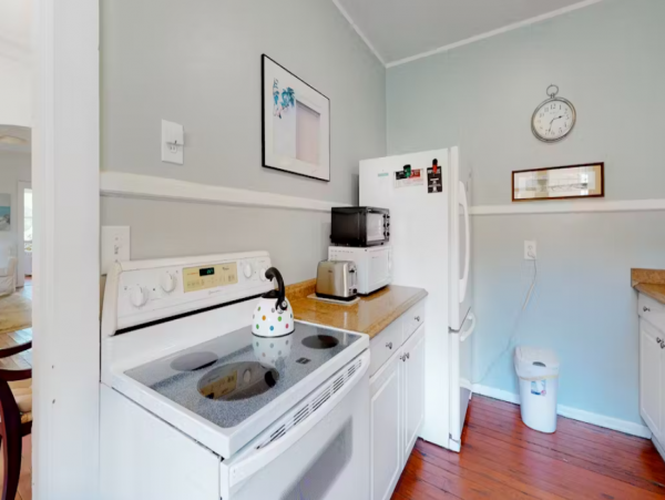 Vintage Sarasota Cottage: Pool, Modern Comfort, Prime Location