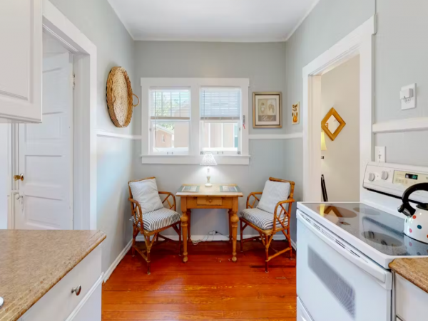 Vintage Sarasota Cottage: Pool, Modern Comfort, Prime Location