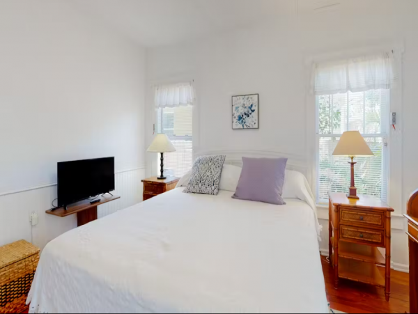 Vintage Sarasota Cottage: Pool, Modern Comfort, Prime Location