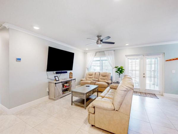 Spacious Vacation Home with 3 Bedrooms in Naples