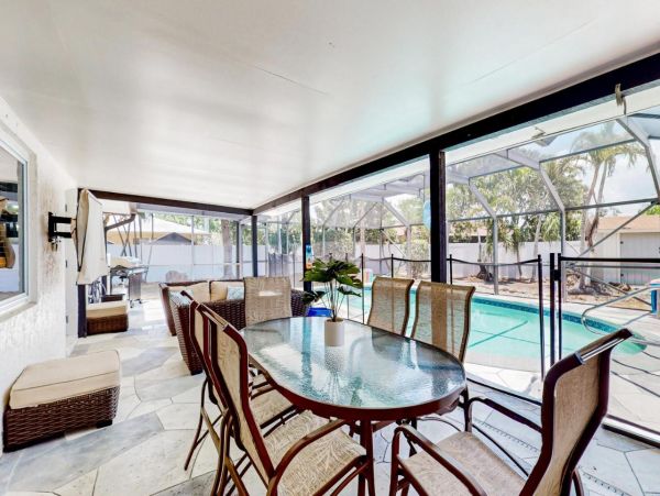 Spacious Vacation Home with 3 Bedrooms in Naples