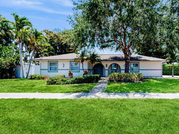 Spacious Vacation Home with 3 Bedrooms in Naples