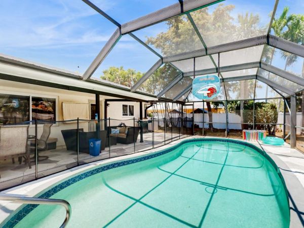 Spacious Vacation Home with 3 Bedrooms in Naples