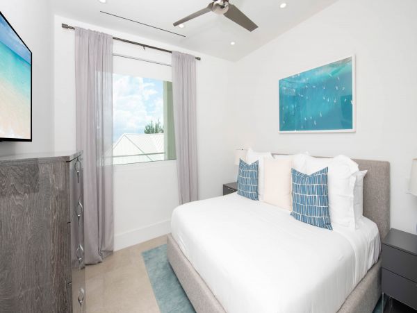 Cayman Islands Condo: Private Balcony, Rooftop Views & Luxury