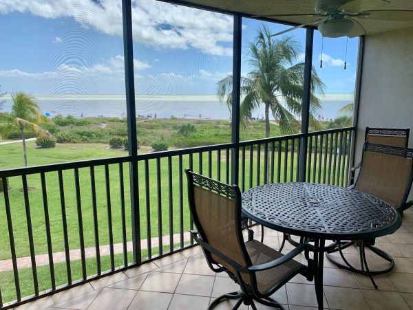 Cozy Vacation Two Bedroom Condo with Ocean Views