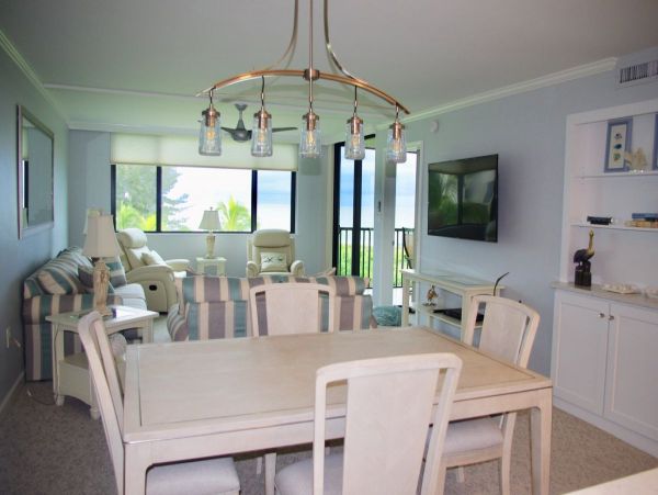 Cozy Vacation Two Bedroom Condo with Ocean Views