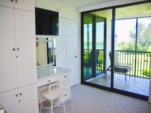 Cozy Vacation Two Bedroom Condo with Ocean Views