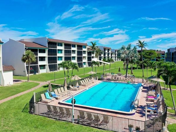 Sanibel Vacation Rental: Beachfront Condo with Great Amenities