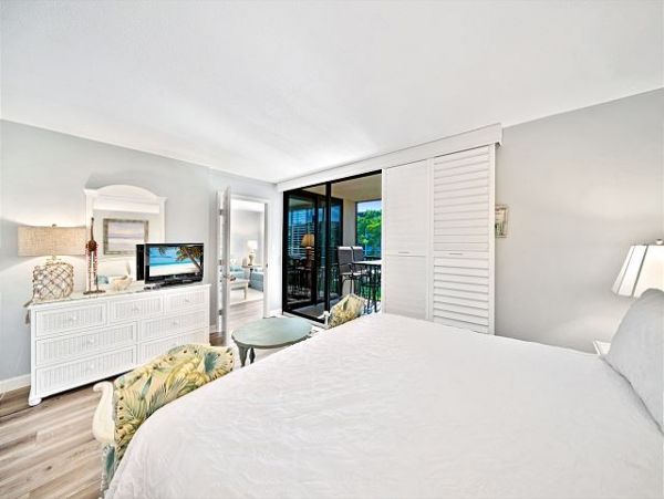 Sanibel Vacation Rental: Beachfront Condo with Great Amenities